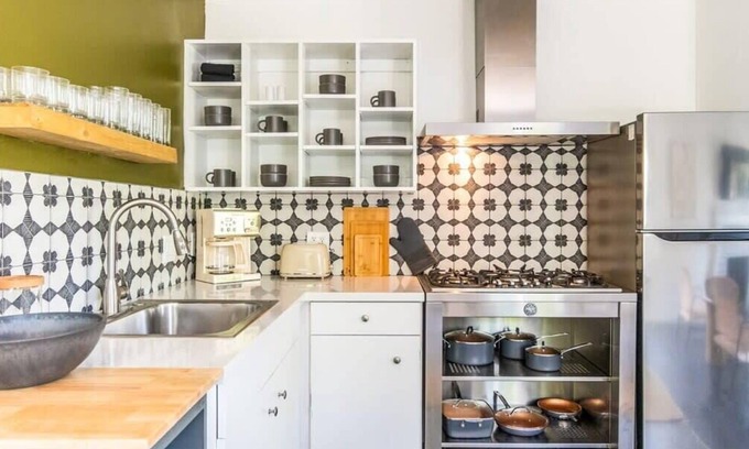 Bixby Knolls Villa | Modern Front House with Shared Patio & Family-Friendly Amenities