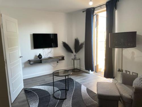 Dagenham House | Modern Retreat: 4-Bed House in Dagenham for Families