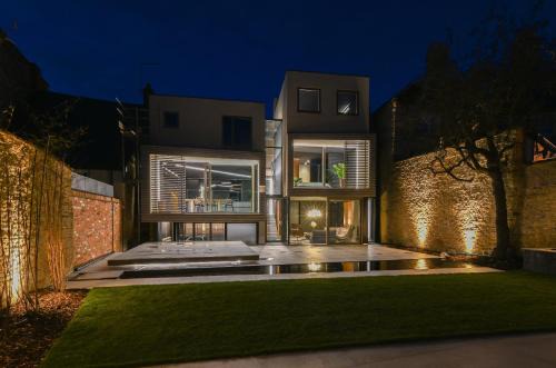 Woodstock Villa | Modern Retreat in a Historic Town Awaits Your Stay