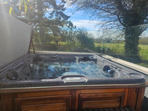 Kilsallaghan Cabin | Modern Dublin Suite with Hot Tub & Breakfast Included