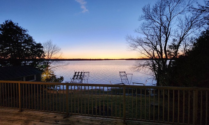 Selwyn Cottage | Lakefront Retreat with Picturesque Sunsets & Relaxing Amenities