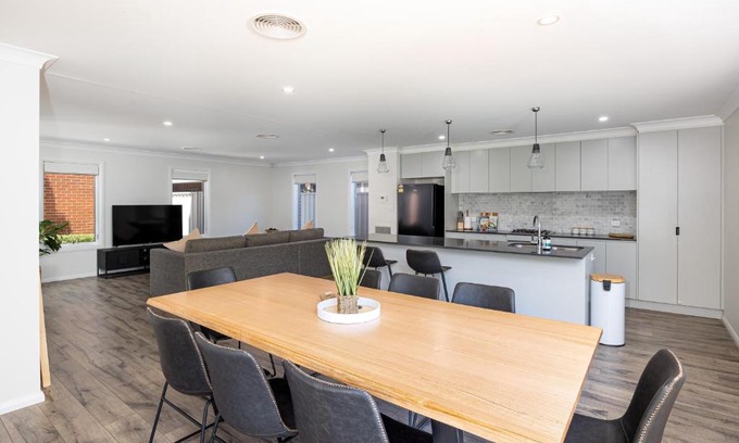 Wagga Wagga House | Modern Comfort in the CBD with Family-Friendly Amenities
