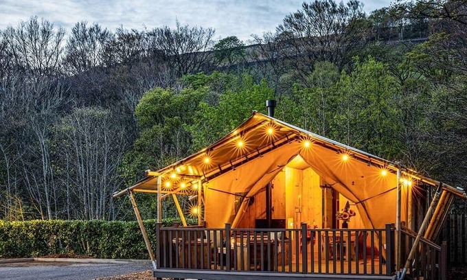 Saddleworth Ski Chalet | Contemporary lodge with one master double with flatscreen TV and en suite shower/W.