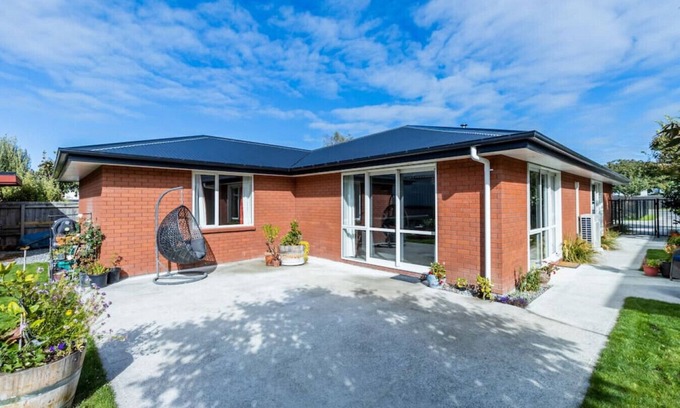 Methven House | Modern Methven Abode: Pet-Friendly Retreat with Breakfast