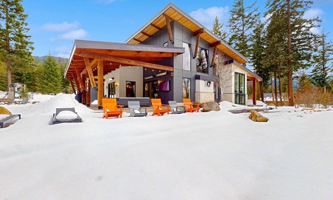 Cle Elum House | Private Mountain-View Retreat with Firepit & Dog-Friendly Perks