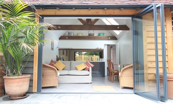 Woodchurch Cottage | Guest Rated 9.8: Modern Cottage with Pool in Kentish Village