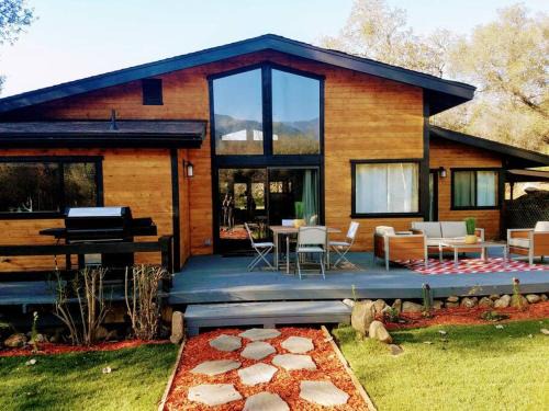 Three Rivers House | Modern River House Retreat Near SNP Gate - Family Friendly