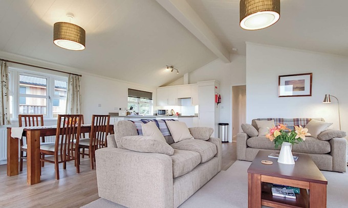 Carnmenellis Ski Chalet | Modern South Facing Lodge with Spa and Family Amenities