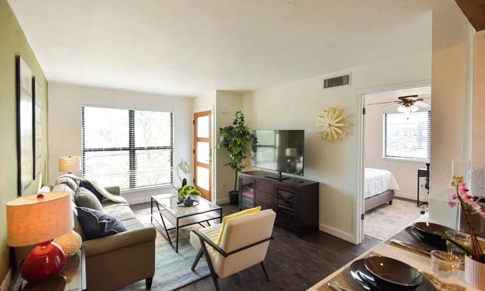 Dallas Apartment | Contemporary Unit 303, Toluca 98nn