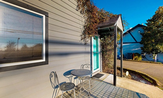 Dundee Cottage | Trendy Wine Country Cottage with Deck in Dundee