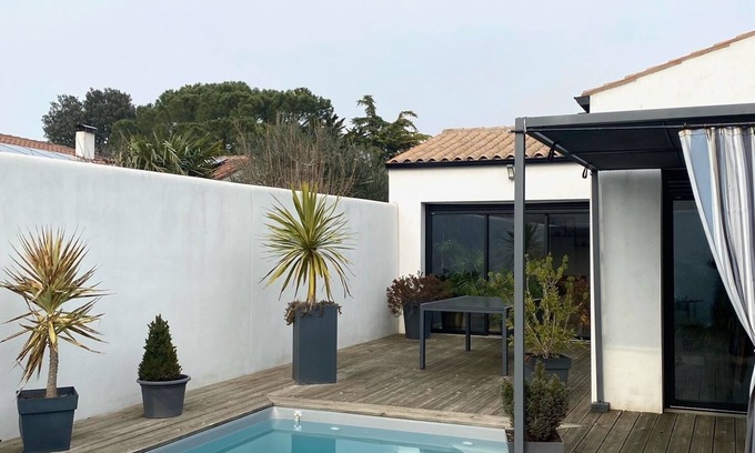 Quartier d'Orbigny House | Modern Hotel with Pool Steps from the Beach