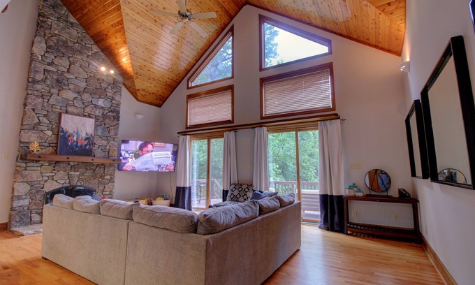 Bowling Green House | Modern Woodland Retreat on Lake Wylie with Hot Tub