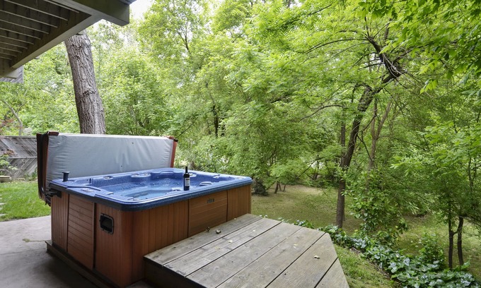 Guerneville House | Ideal Retreat for Families: Hot Tub, Game Room & More