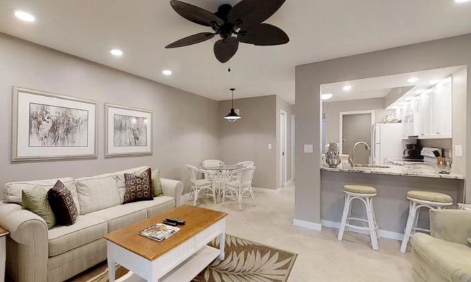 Hilton Head Island Hotel | Discover Comfort at Continental Club 6 with Pool & Kitchen