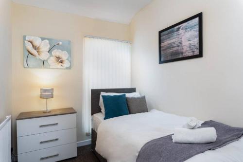 Cwmbrwla Apartment | Cozy Stay Swansea: Family-Friendly with TVs in Every Room