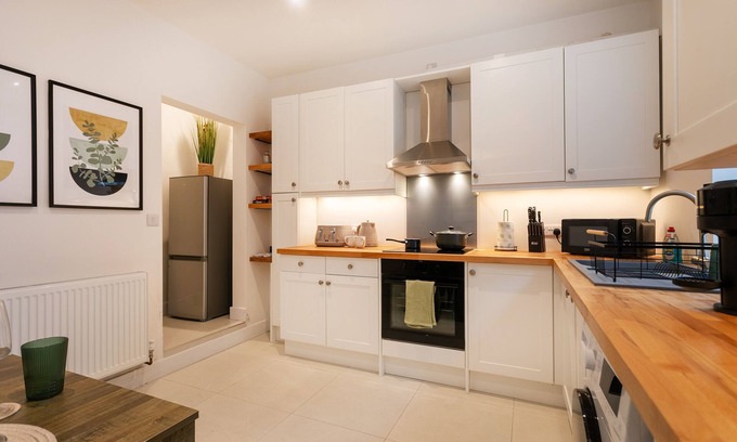 Heeley House | Contractor,Discount,Parking,Wifi