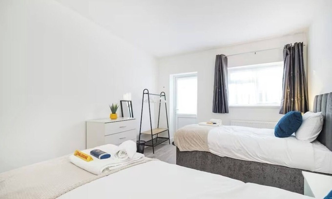 Becontree House | Contractor Haven, Sleeps up to 14, WIFI, Parking x 2, Garden, Central location