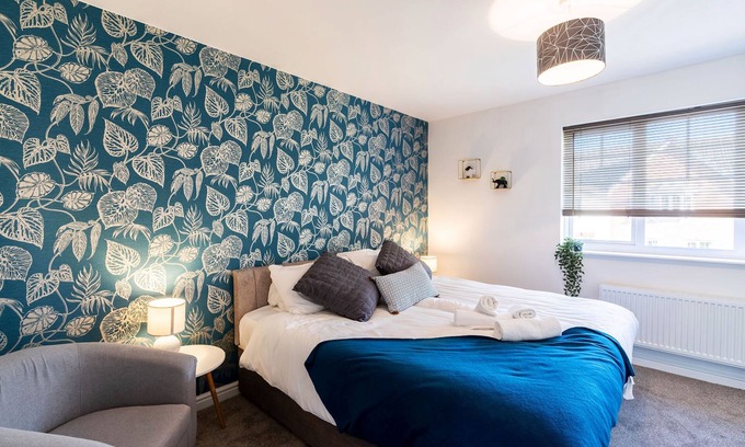 Hull House | Cozy King Bed with Free Parking for Your Next Getaway