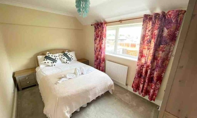 St Ives House | Ideal Stay for Contractors and Families Near Town Centre