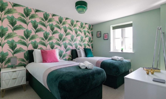Blackmore End House | Ideal Contractors Retreat with Parking & Family Amenities