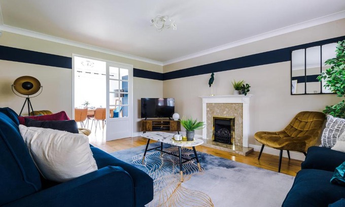 Nuneaton House | Premier Contractors Retreat in Nuneaton with Great Amenities