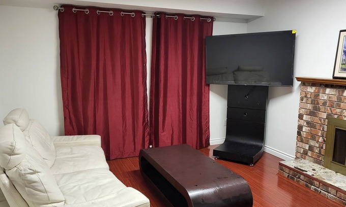 Hastings House | Convenient 3 bedroom suite near PNE