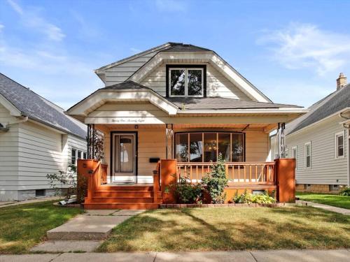 Milwaukee House | Ideal 5-Bedroom Stay Near Metro Milwaukee Brewers