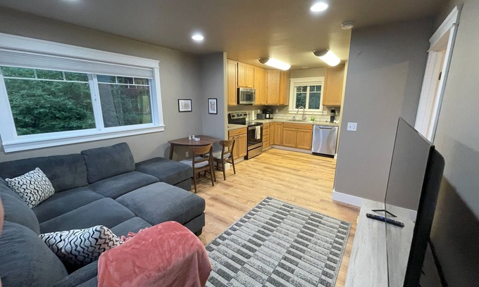Sitka Apartment | Convenient and bright Cross Trail Vacation Getaway!