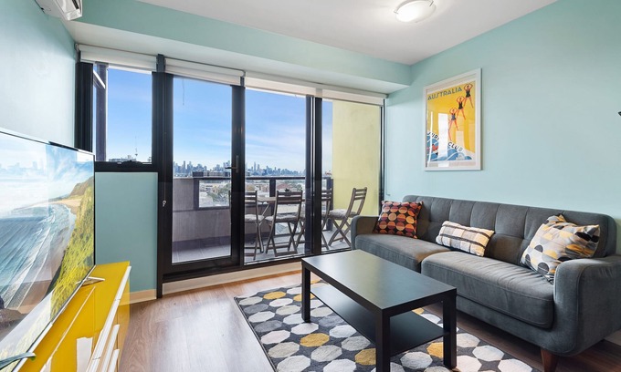 Footscray Apartment | Ideal Apartment with Breathtaking City Views & Spa Access