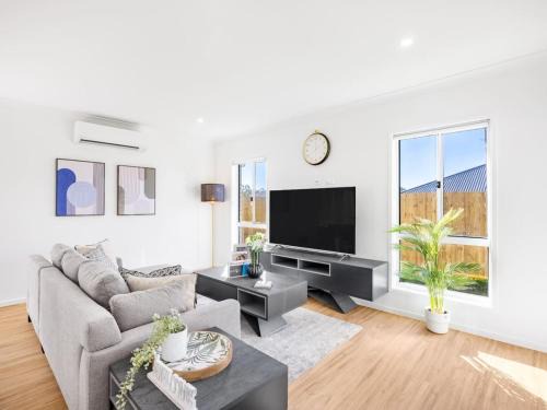 Greenbank House | Modern 4-Bed House Minutes from Shopping and Attractions