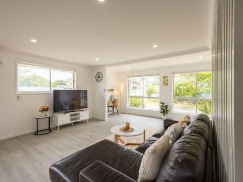 Robertson House | Convenient 4BR Comfort near Malls and Transport