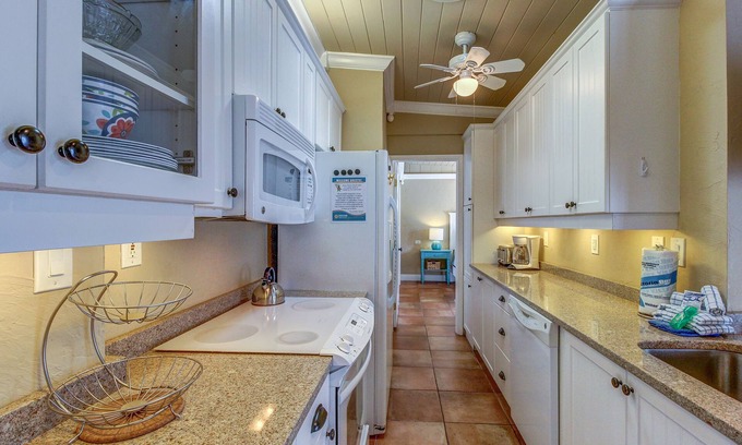 Holmes Beach Cabin | Inviting Cottage with Pool near Beach & Trolley Access