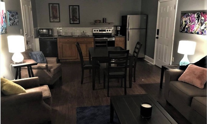 Abingdon Apartment | Ideal Downtown Hotel with Family-Friendly Amenities