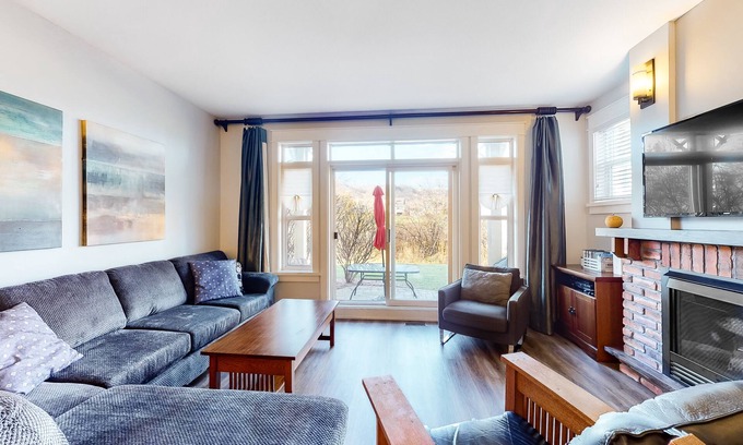 The Blue Mountains Condo | Cozy Condo with Free WiFi - Steps to Blue Mountain Village