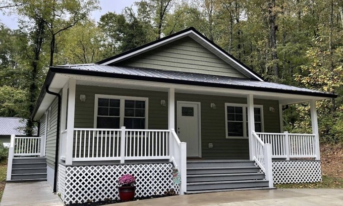 Farmville House | Convenient home close to downtown!
