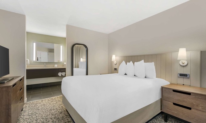 Herndon Apartment | Convenient Stay: 3 Relaxing Units with Kitchen & Pet-Friendly