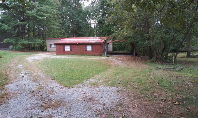 Somerset House | Prime Lakefront Location with Pet-Friendly Amenities