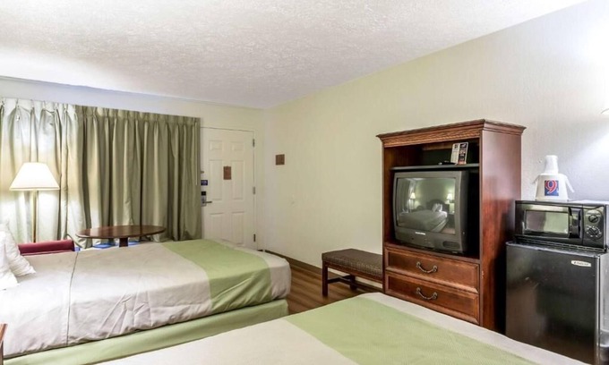 Edgewood Hotel | Convenient Room for Travelers w/Breakfast & Pet-Friendly Accommodations