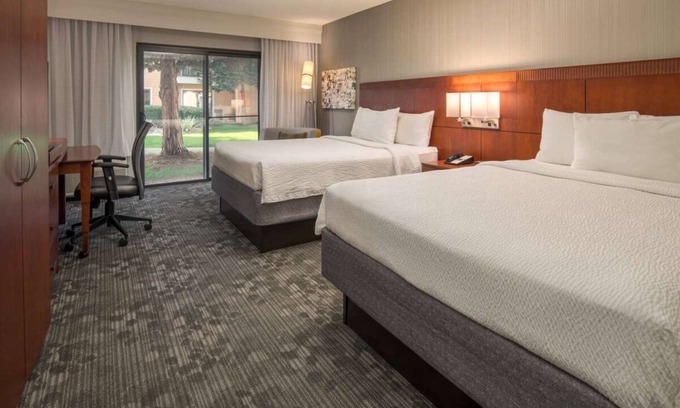 Bridle Trails Hotel | Convenient Hotel Stay Near Volunteer Park with Pool Access