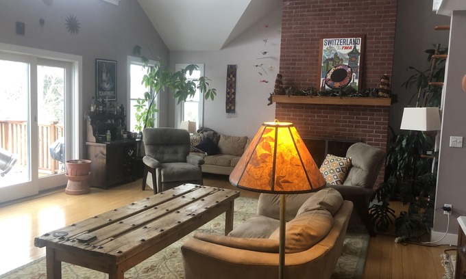 Charlotte House | Ideal Location Near Burlington & Lake Champlain - Book Now!