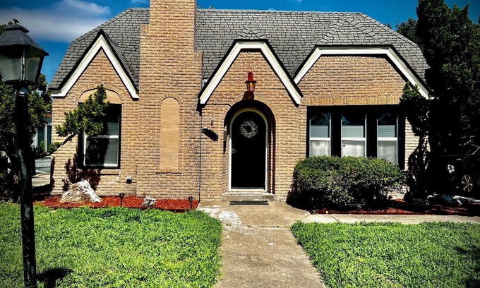 Del Mar House | Downtown Corpus Christi Family Home with Spa & Breakfast