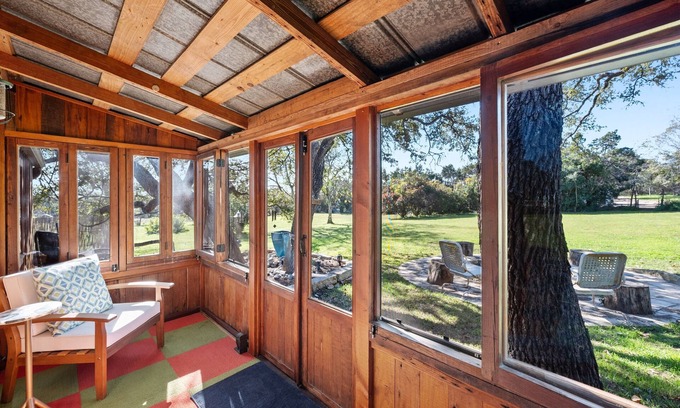 West Oak Hill House | Conveniently Located Tiny Cabin with Breakfast in Oak Hill