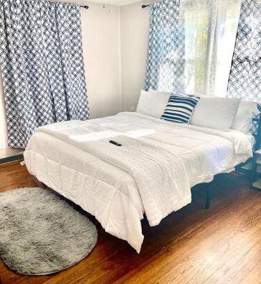 Birmingham House | Conveniently located spacious 3br Bush tavern