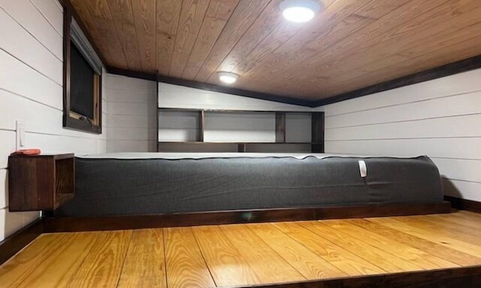West Oak Hill House | Cozy Tiny Home Retreat with Kitchen & Breakfast in Oak Hill