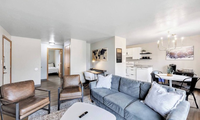 Bellevue Apartment | Convenient Two-Bedroom Suite with Breakfast & Pet Friendly
