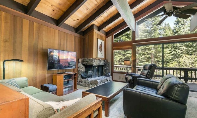Tahoe City House | Convenient Chinquapin Townhome with Breakfast Included