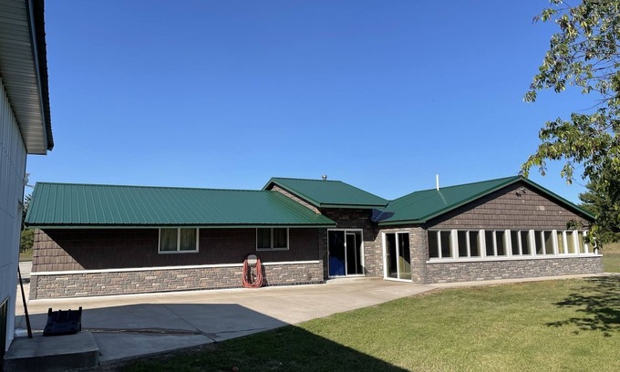 Shingleton House | Secluded Cabin Retreat with Child-Friendly Amenities