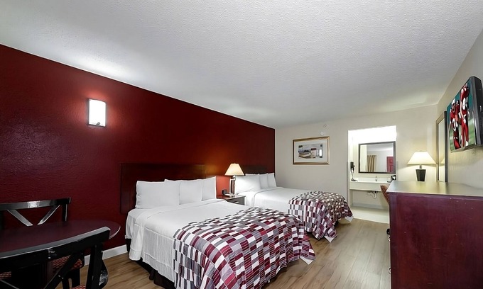 Ellenton Hotel | Convenient Stay with Pool, Pet-Friendly and Easy Transit