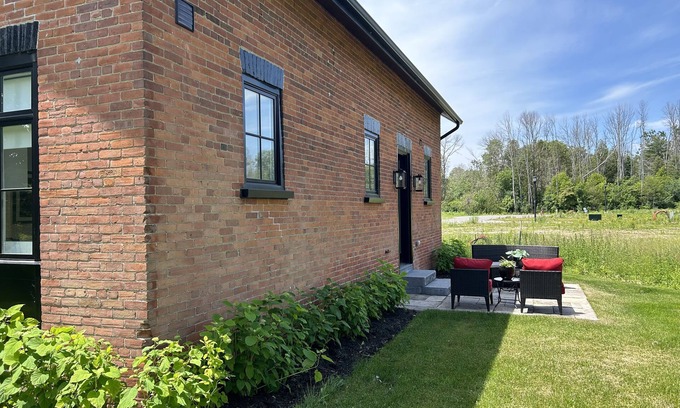 Cobourg Villa | Idyllic Lake Ontario Retreat: Converted Barn with Views