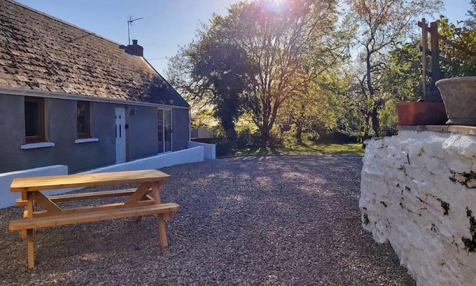 Kilgetty Apartment | Peaceful Family Farm Stay: Pet & Child Friendly Retreat